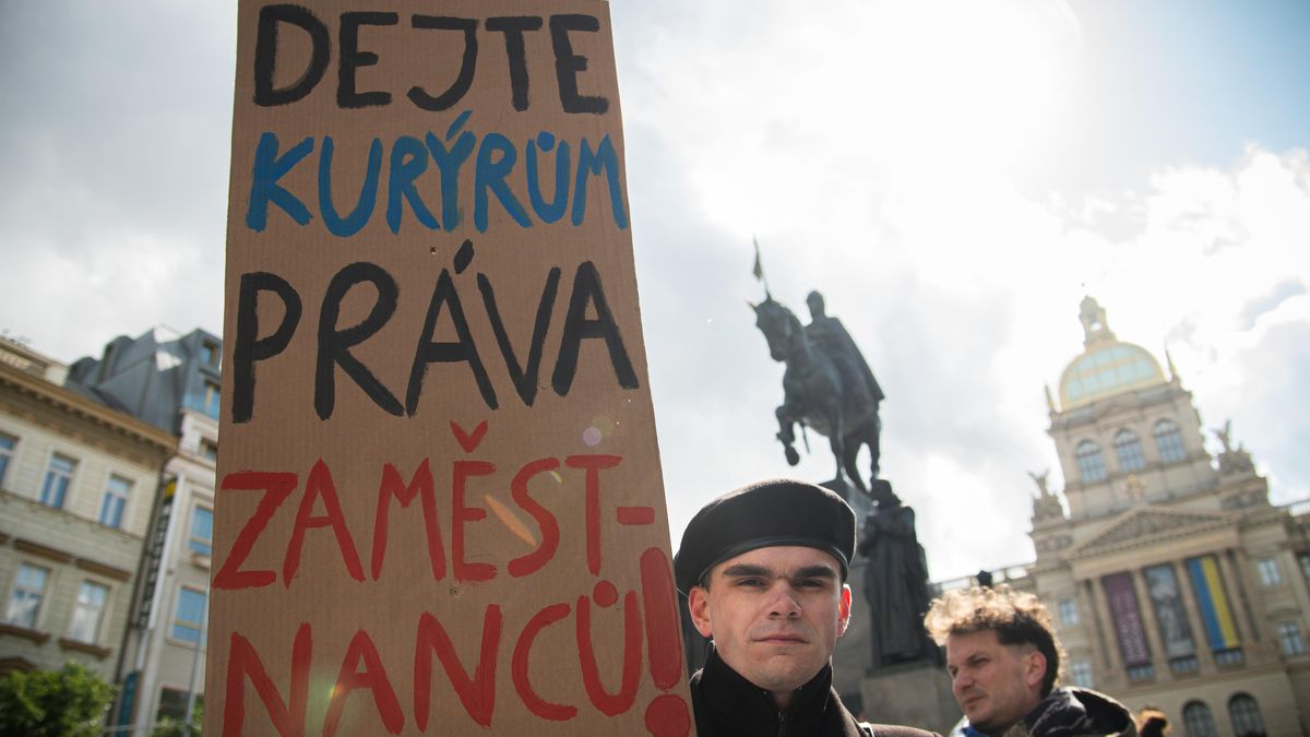 FOTO: Kurýři Woltu a Foodory protestovali na Václavském náměstí